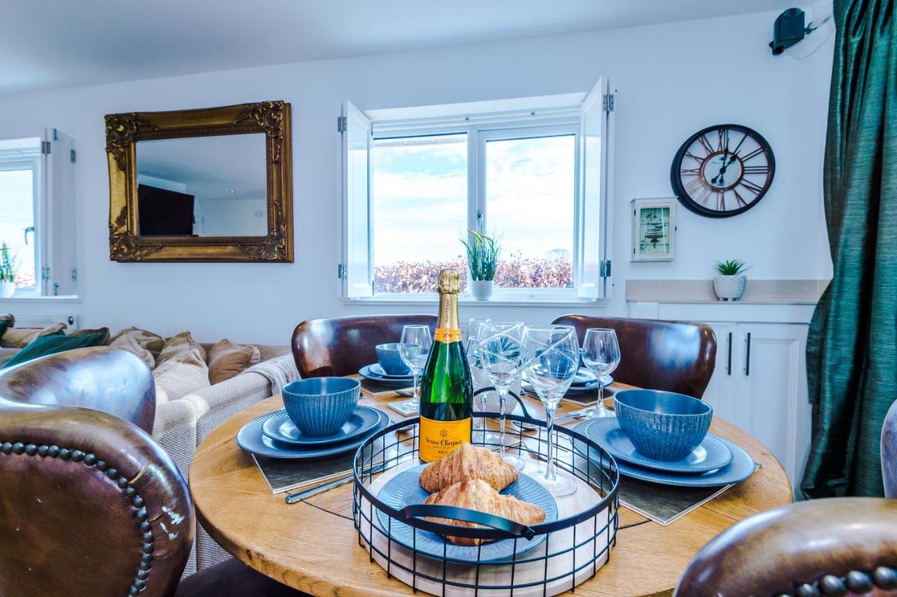 "Woodlands" By Greenstay Serviced Accommodation - Luxury 3 Bed Cottage In North Wales With Stunning Countryside Views & Parking - Close To Glan Clwyd Hospital - The Perfect Choice For Contractors, Business Travellers, Families And Groups Bodelwyddan Extérieur photo